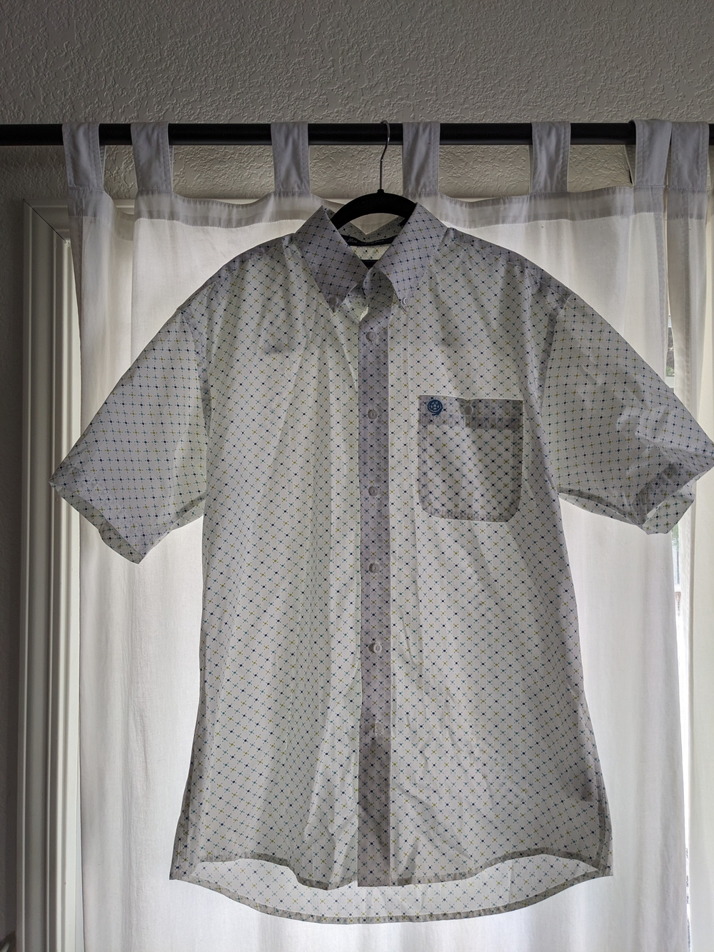 Wrangler White Short-Sleeve Button-Down Shirt with Blue Dot Pattern
